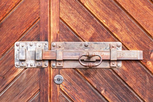 Top astuces pour choisir charnières et pivots efficaces